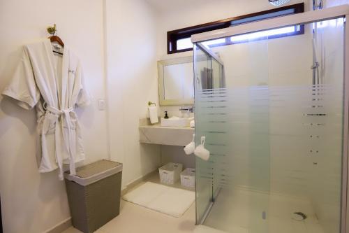 切图马尔玛雅秘密精品酒店 的一间带玻璃淋浴和水槽的浴室