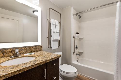 梅卡尼克斯堡西哈里斯堡/梅卡尼克万豪广场套房酒店的浴室配有盥洗盆、卫生间和浴缸。