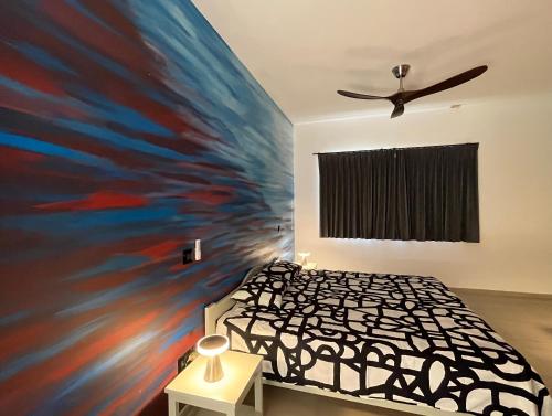 波多诺伏Vila Babosa的卧室配有一张床,墙上挂有绘画作品