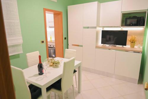 科拉托giardini di alabastro的厨房配有白色的桌子和白色的橱柜。