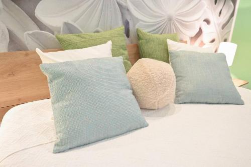 科拉托giardini di alabastro的一张带绿色和白色枕头的床