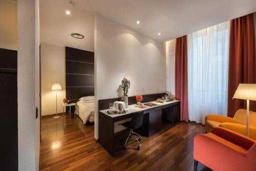 拉默齐亚泰尔默拉美齐亚大酒店的酒店客房配有书桌和床。