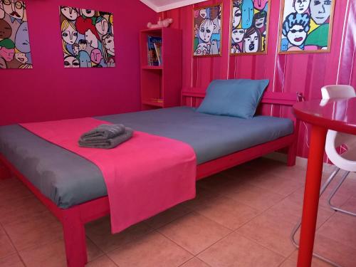 莫拉卡里瓦Magic Mola的一间设有两张粉红色墙壁的床的房间