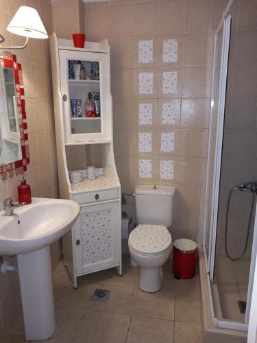 莫拉卡里瓦Magic Mola的一间带卫生间和水槽的小浴室