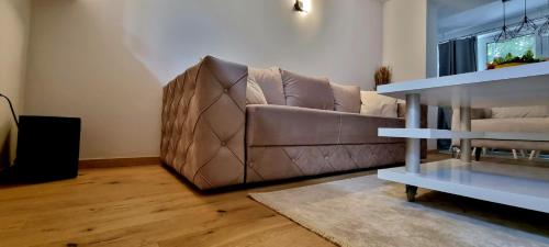 斯科普里The Modern Lodge的客厅里一张棕色的皮沙发