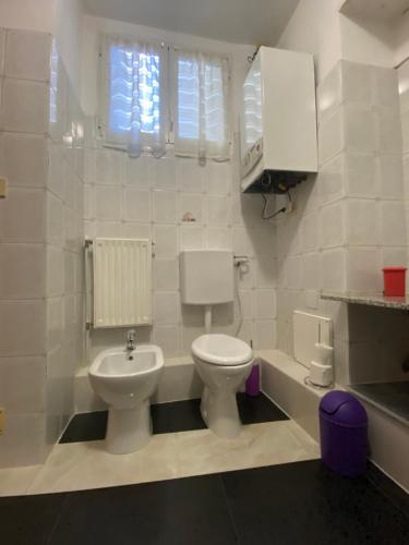 热那亚Casa Mi Tu的一间带卫生间和水槽的浴室