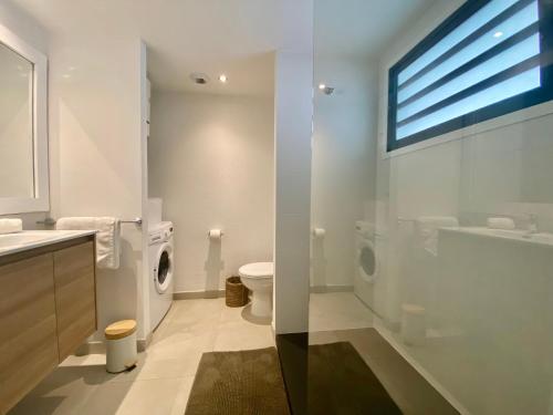 Anse Marcel Appartement duplex Kakoon Saint Martin Anse Marcel的白色的浴室设有卫生间和水槽。