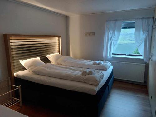 FunningsfjørðurFjord Guesthouse的带大窗户的客房内的两张床