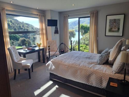 Port LevyPort Levy B & B Christchurch的卧室配有一张床、一张书桌和窗户。