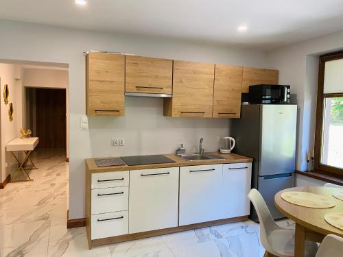 耶德利纳-兹德鲁伊Mountain View Guest Rooms的厨房配有白色橱柜、冰箱和桌子