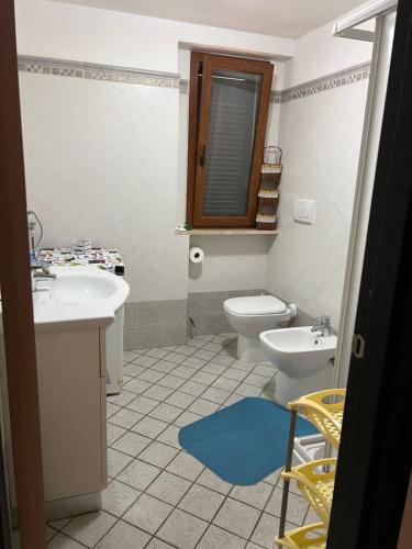 里奥马里纳Villa Isa的一间带水槽和卫生间的浴室