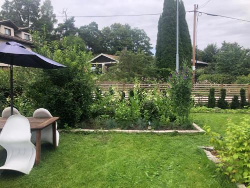 胡丁厄Private space with 2 bedrooms的一个带长凳和遮阳伞的花园
