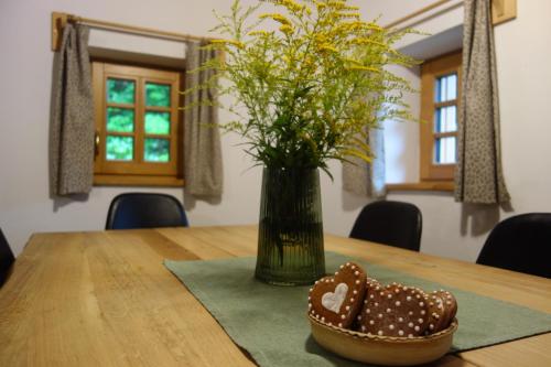 亚诺夫纳德尼索Rábenka的花瓶和一碗鲜花的桌子
