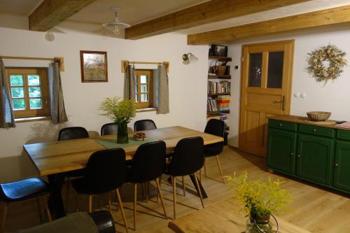 亚诺夫纳德尼索Rábenka的用餐室配有木桌和黑椅子