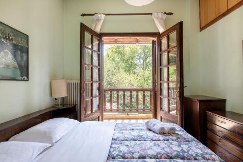格雷韦纳Zenios Dionysos - Traditional villa的一间卧室设有一张床和一个开放式门