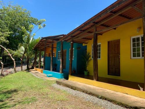 圣卡塔利娜岛Hostal Aguas Verdes的黄色和蓝色的房子