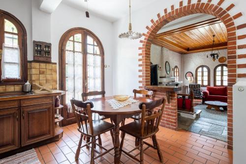 格雷韦纳Zenios Dionysos - Traditional villa的厨房以及带桌椅的用餐室。