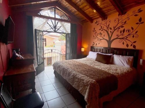 马萨米特拉皇家德拉谢拉酒店的一间卧室设有一张床和一个大窗户