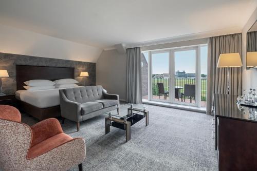 约克Delta Hotels by Marriott York的酒店客房设有一张床和一个阳台。