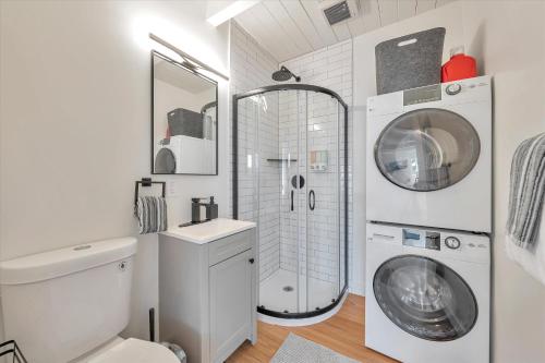 圣卡洛斯Silicon Valley Stay Apartments的一间带卫生间和洗衣机的浴室