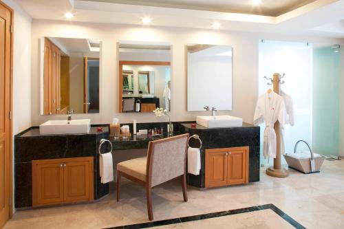 图斯特拉古铁雷斯万豪图斯特拉古铁雷斯酒店 的浴室设有2个水槽和2面镜子
