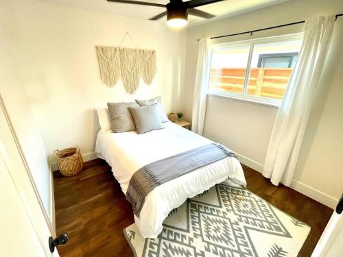 圣地亚哥Peaceful Canyon Retreat的一间卧室配有一张床,房间设有窗户