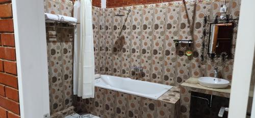 新加拉惹The Mungseng Villa Bali的浴室配有盥洗盆和浴缸。