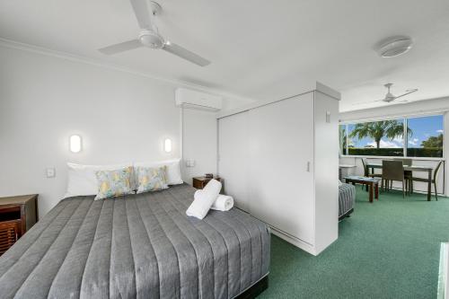 塔努姆桑茲珊瑚礁探险世界汽车旅馆的一间带大床的卧室和一间餐厅