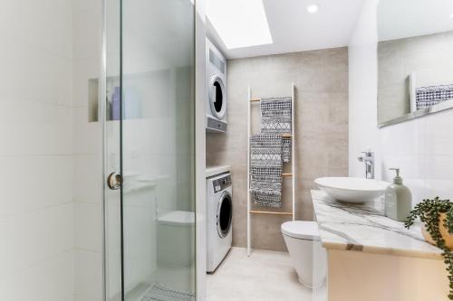 悉尼Surry Hills l 2 Bedroom Terrace Home的一间带水槽和洗衣机的浴室