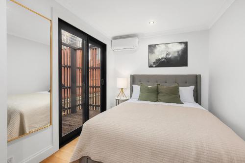 悉尼Ultimo l Renovated 2 Bedroom House With Rooftop Balcony的白色的卧室设有床和窗户
