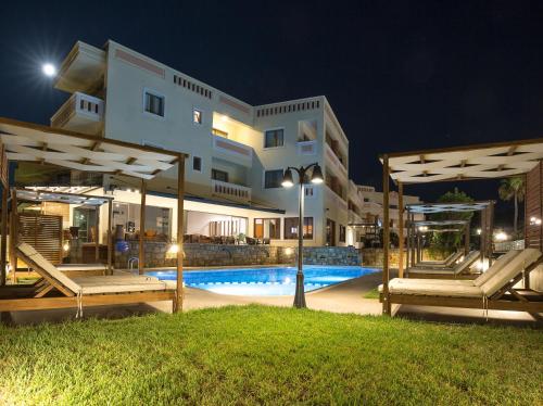 基萨莫斯阿芙罗狄蒂海滩酒店的夜间带游泳池的别墅
