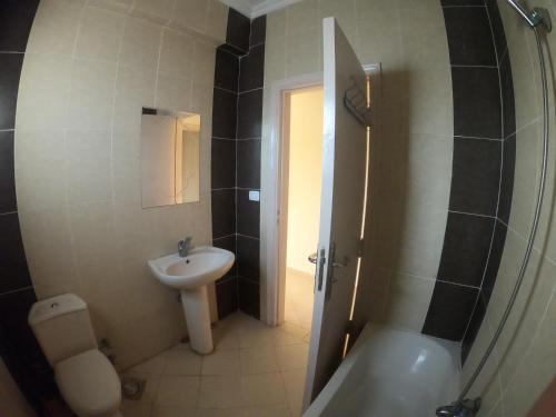 阿莱曼Remas resort的一间带水槽、卫生间和淋浴的浴室