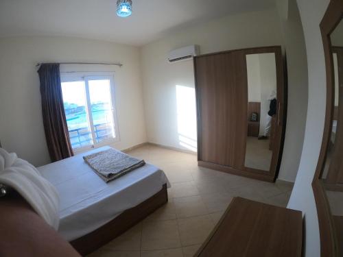 阿莱曼Remas resort的一间卧室配有一张床和一面大镜子