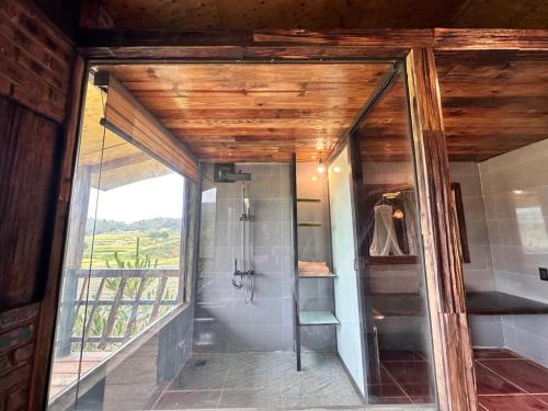 Nam San木仓柴生态旅馆 的带淋浴的浴室和大窗户