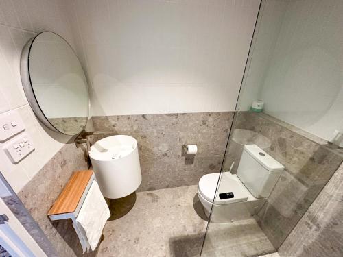 华纳海湾波音特皮皮酒店的一间带卫生间和镜子的浴室