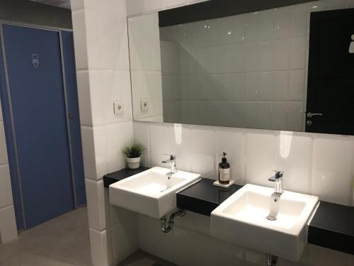 雅加达PassGo Thamrin的浴室设有2个水槽和镜子