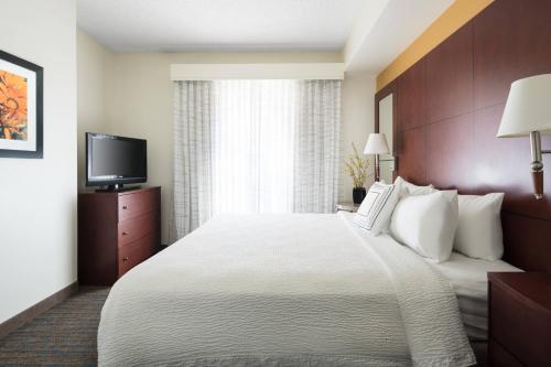凤凰城凤凰城梅奥医学中心沙漠景观原住客栈的配有一张床和一台平面电视的酒店客房