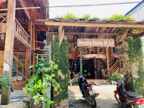 Mù Cang ChảiA Lử Homestay的停在大楼前的几辆摩托车