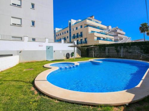 德尼亚Apartamento con terraza y acceso directo a piscina的一座游泳池,位于一座建筑旁的院子内