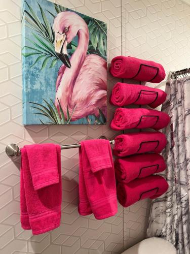 可可Pink Flamingo House的毛巾架,带粉红色毛巾和火烈鸟绘画