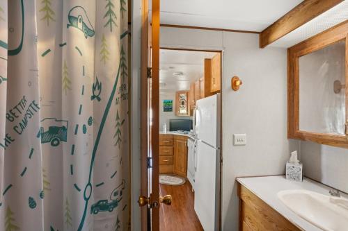 伯尼Twin Falls Luxury Glamping - Cozy Retreat的厨房配有水槽和冰箱