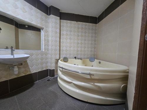 关丹维尔酒店的带浴缸和盥洗盆的浴室