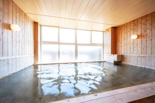 东松岛KIBOTCHA/キボッチャ的一间位于地板上的带水池的客房