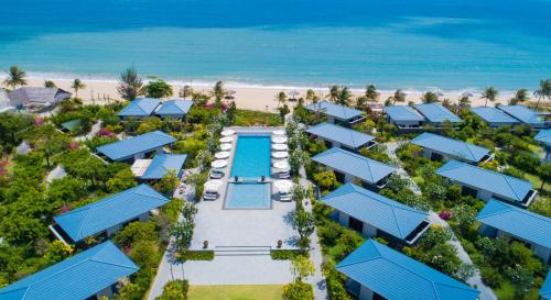 潘郎Hoan My Resort - Ninh Chu的享有度假胜地的空中景致,设有游泳池和海滩