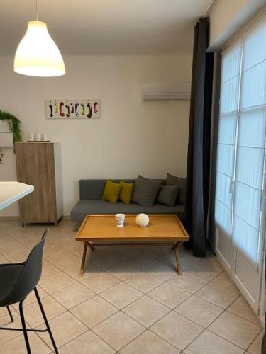 德拉吉尼昂Appartement St Léger的客厅配有沙发和桌子