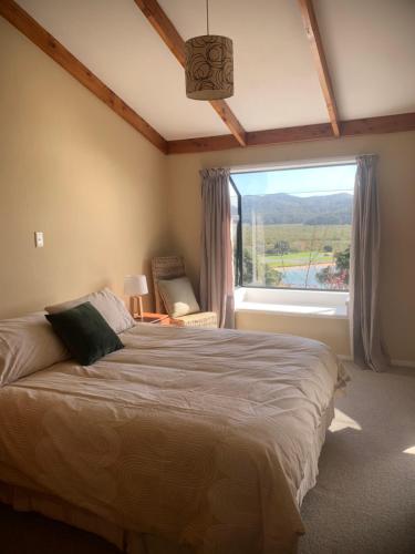 派西亚隅趣旅舍的一间卧室设有一张床和一个大窗户