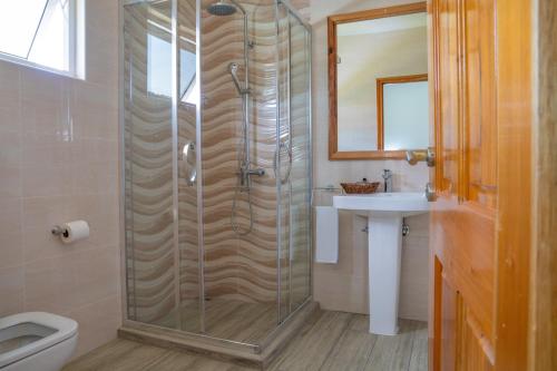 博瓦隆Lakaz Kreol的带淋浴、卫生间和盥洗盆的浴室