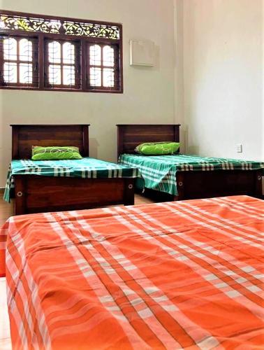 阿努拉德普勒Moderncore Hostel的一间客房内配有两张床的房间