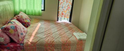 当格浪OSAKA RIVERVIEW的一间卧室设有一张床和一个窗口