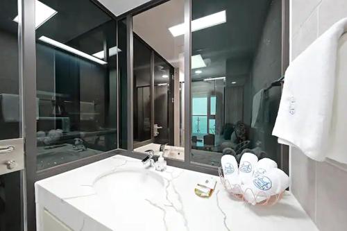 釜山Elmomento Gwangan的一间带水槽和大镜子的浴室